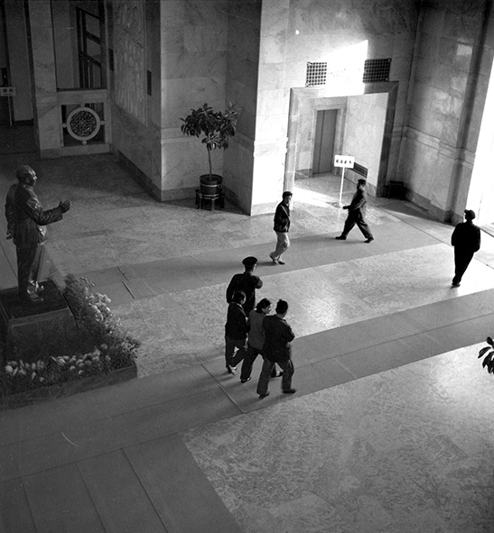 Standbeeld in hal van tentoonstellingsgebouw