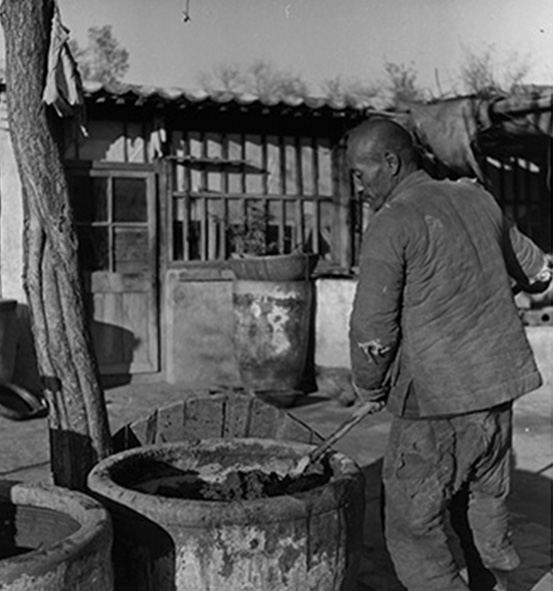Boer is veevoeder aan het mengen
