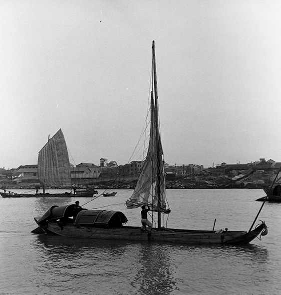 Zeilboten op de rivier