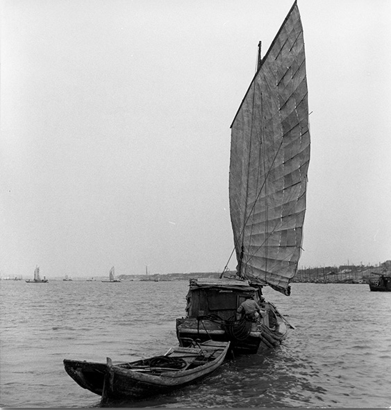 Zeilboot op de rivier de Hsiang-Kian