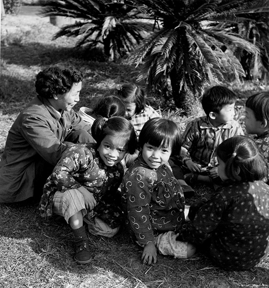 Lachende kinderen in het park